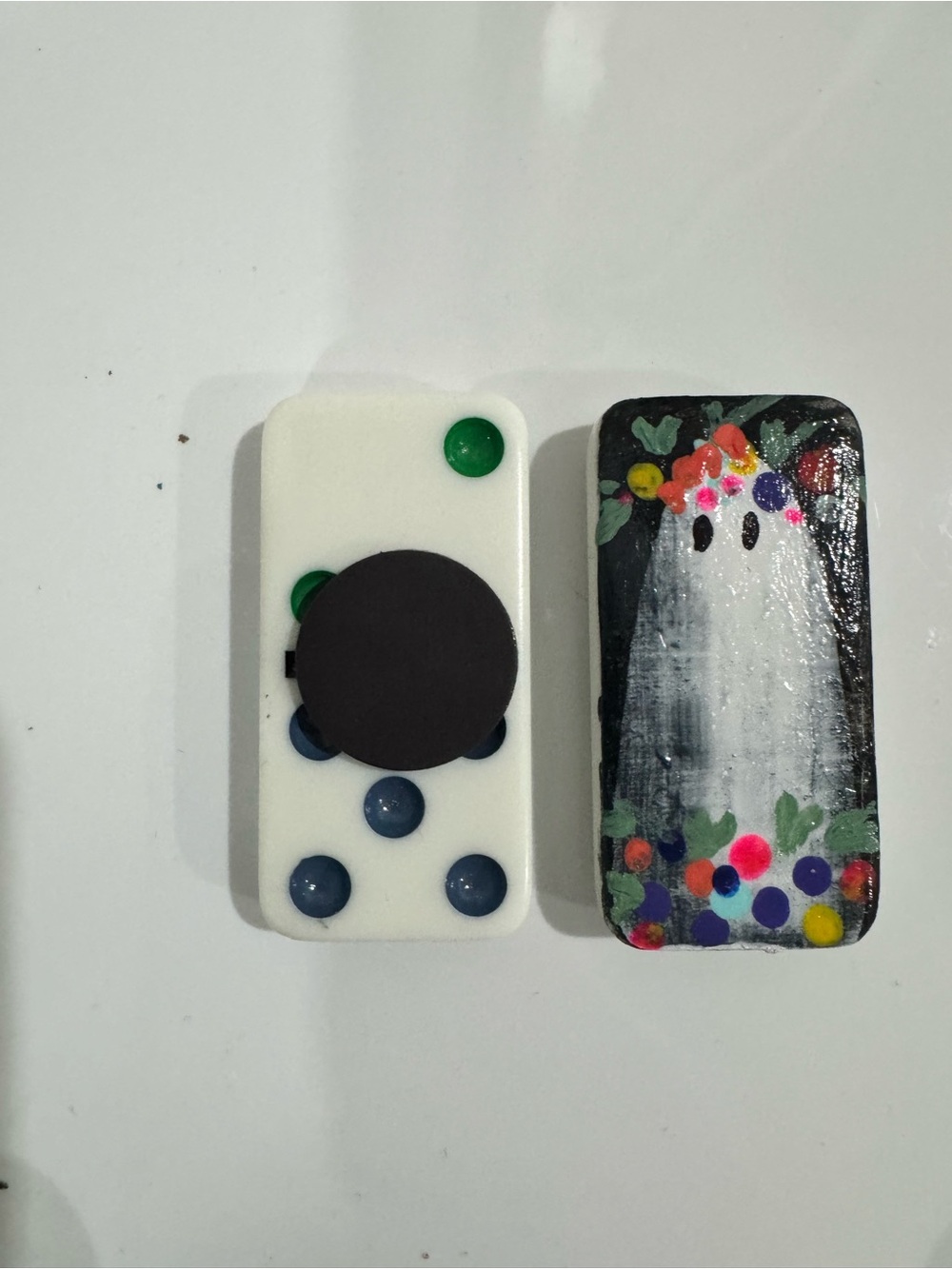 Hand painted Domino Ghost magnet - Picture 4 of 4